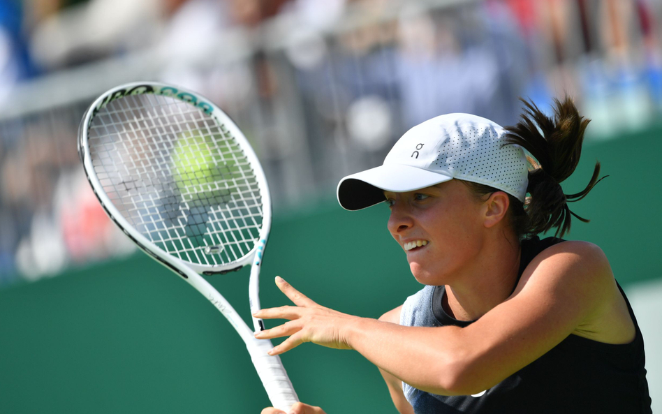 Iga Świątek w meczu ćwierćfinałowym z Czeszką Lindą Noskovą podczas turnieju tenisowego WTA BNP Pari