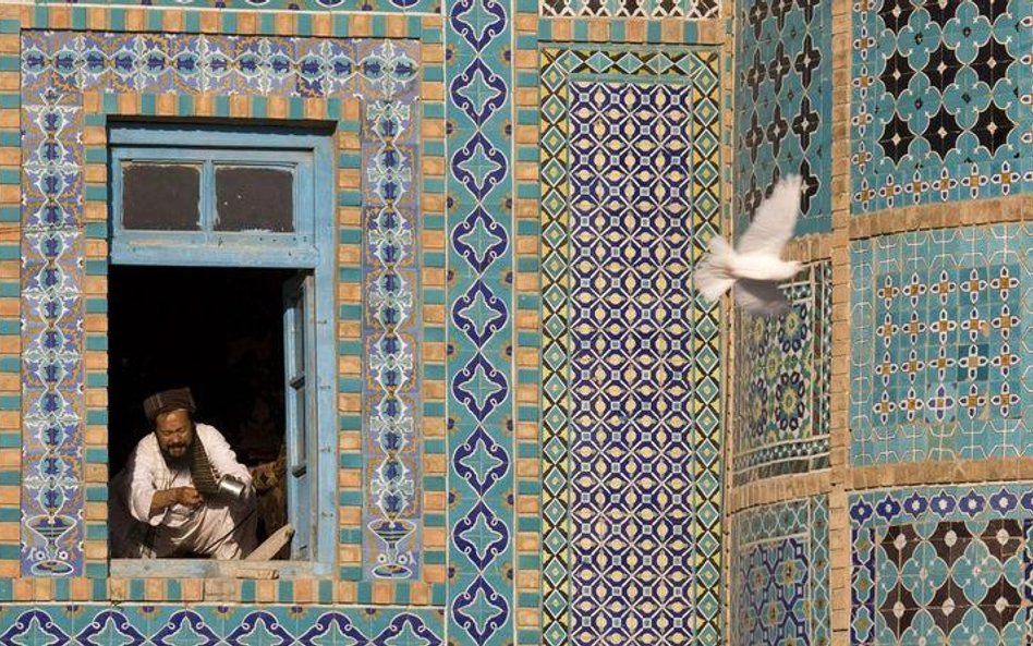 Duchowny w Błękitnym Meczecie, mauzoleum Hazrata Alego w Mazar-i-Szarif