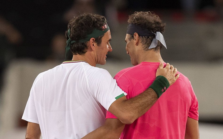 Jako ostatni zrezygnował Federer (z lewej), jako powód podając kłopoty z kolanem. Nadal (z prawej) z