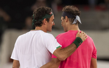Jako ostatni zrezygnował Federer (z lewej), jako powód podając kłopoty z kolanem. Nadal (z prawej) z