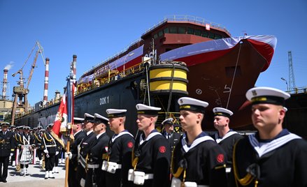 Okręt ORP Jerzy Rożycki przygotowany do wodowania na terenie stoczni Remontowa Shipbuilding S.A. w G