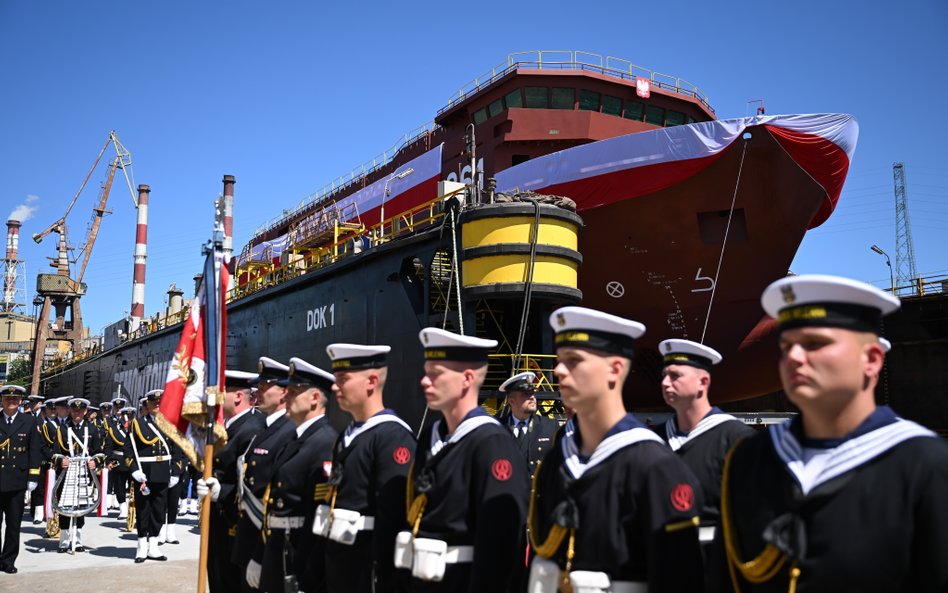 Okręt ORP Jerzy Rożycki przygotowany do wodowania na terenie stoczni Remontowa Shipbuilding S.A. w G