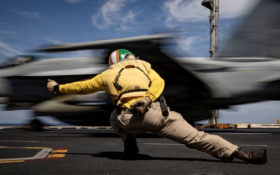 Z pokładu lotniskowca USS Gerald R. Ford startuje F/A-18E Super Hornet. Marynarz daje sygnał do odlo