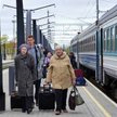Pasażerowie na tallińskim dworcu przed pociąg odjeżdżającym do Moskwy