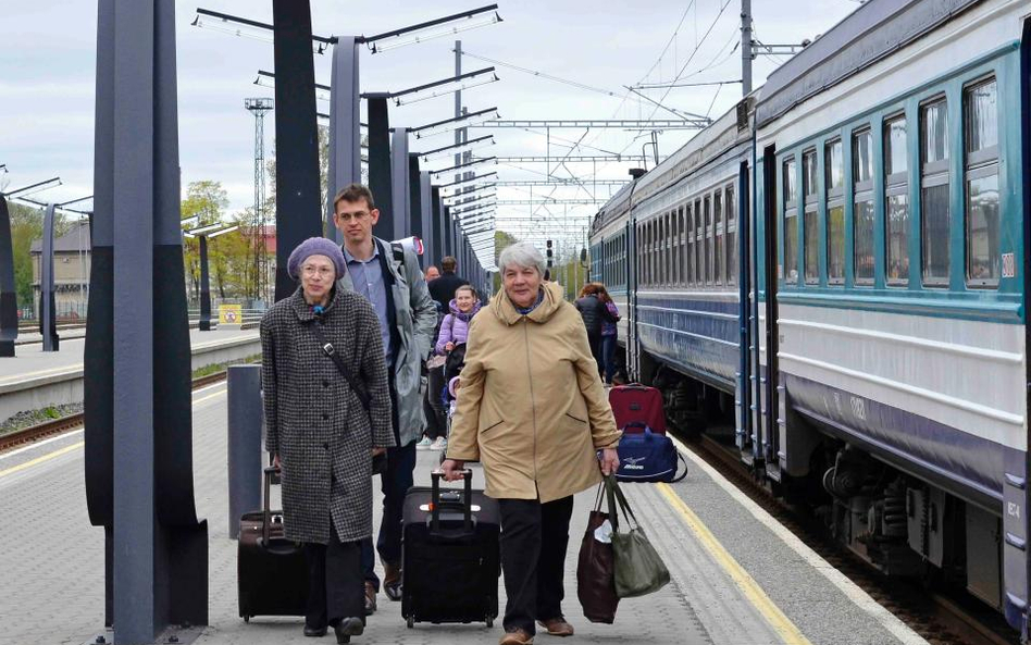 Pasażerowie na tallińskim dworcu przed pociąg odjeżdżającym do Moskwy