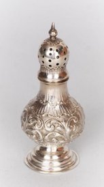 Artykwariat edukuje dzieci, prezentuje zabytkowe wyposażenie domów.