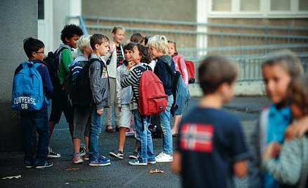 Francja prowadzi konsekwentną politykę prorodzinną. Na zdjęciu dziedziniec szkoły podstawowej w Nant