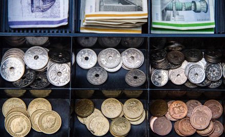 Sklepy na stacjach benzynowych w Danii mogą zrezygnować z gotówki