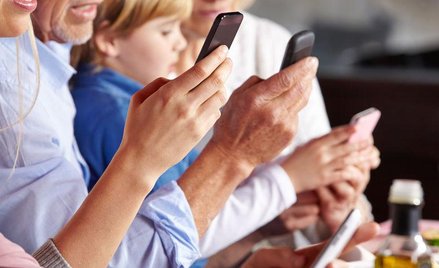 Już połowa Polaków ma smartfon. Zdaniem ekspertów minie przynajmniej 5 lat, gdy statystyczny Polak b