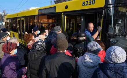 Transport w Kijowie od poniedziałku tylko dla uprzywilejowanych. Zdjęcie zostało wykonane, gdy metro