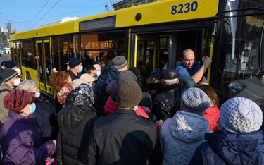 Transport w Kijowie od poniedziałku tylko dla uprzywilejowanych. Zdjęcie zostało wykonane, gdy metro