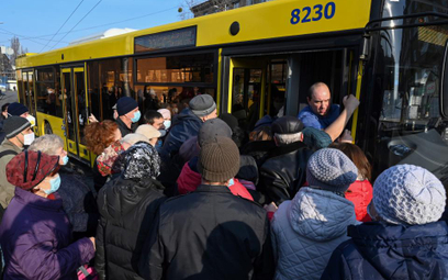 Transport w Kijowie od poniedziałku tylko dla uprzywilejowanych. Zdjęcie zostało wykonane, gdy metro
