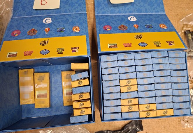 Opróćz narkotyków w mieszkaniu znaleziono pudełka z urządzeniami do waporyzacji