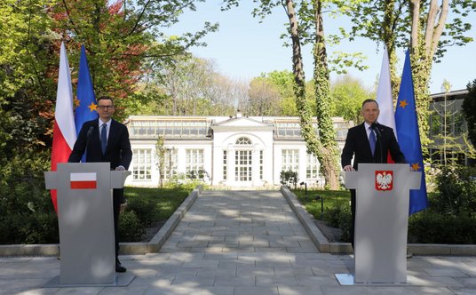 Prezydent Andrzej Duda i premier Mateusz Morawiecki w ogrodach Pałacu Prezydenckiego
