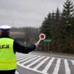 Patrol policji podczas kontroli na drodze krajowej numer 77 w Duńkowiczkach 1 stycznia 2022