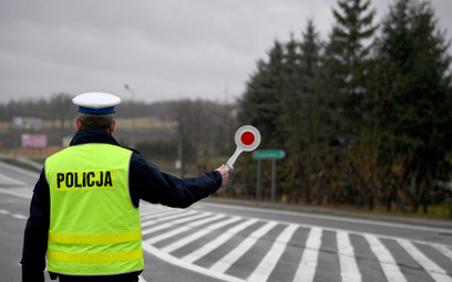 Patrol policji podczas kontroli na drodze krajowej numer 77 w Duńkowiczkach 1 stycznia 2022