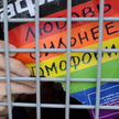 Napis głosi: "Miłość jest silniejsza niż homofobia"
