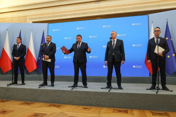 Członkowie rządu na konferencji prasowej w KPRM