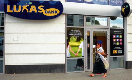 Żółto-niebieskie logo Lukas Banku zniknie z naszych ulic