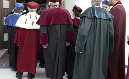 Kiedy uczelnia może się rozstać z sędziwym profesorem