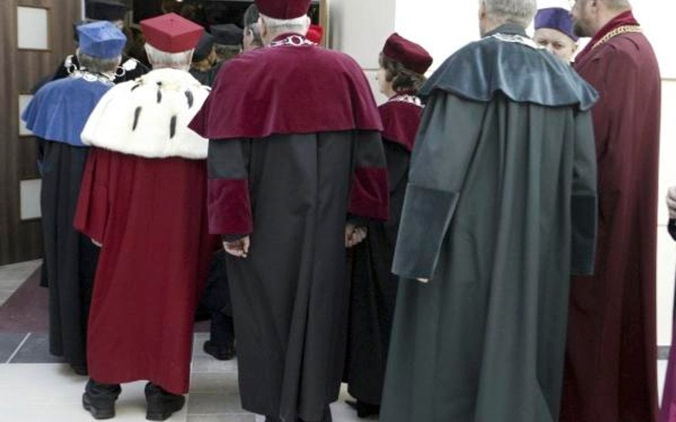 Kiedy uczelnia może się rozstać z sędziwym profesorem
