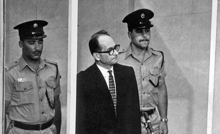 Adolfa Eichmanna oskarżono podczas procesu w 1961 r. o zbrodnie wojenne przeciwko Żydom oraz zbrodni