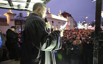 Sędzia Waldemar Żurek przemawia do uczestników marszu pod Pałacem Prezydenckim
