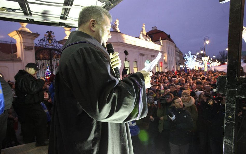 Sędzia Waldemar Żurek przemawia do uczestników marszu pod Pałacem Prezydenckim