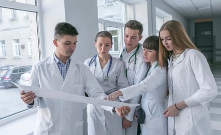 Wyjadą czy zostaną? Decyzje zależeć będą od tego, jak młodzi lekarze ocenią system ochrony zdrowia, 