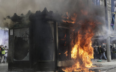 Podpalony kiosk na Polach Elizejskich w ostatni weekend