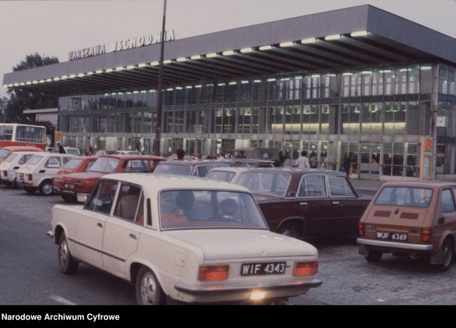 Trudno patrząc na to zdjęcie z początku lat 80., a także miejąc w pamięci wygląd Dworca Wschodniego,