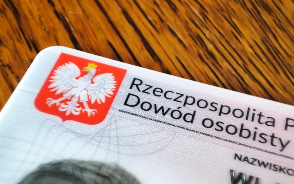 Dodawanie zdjęcia do wniosku o wydanie dowodu osobistego za pomocą smartfona, przez mObywatela miało