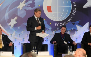 Prof. Leszek Balcerowicz (drugi od lewej) podczas prezentacji raportu FOR