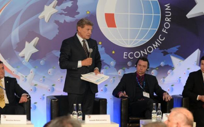 Prof. Leszek Balcerowicz (drugi od lewej) podczas prezentacji raportu FOR