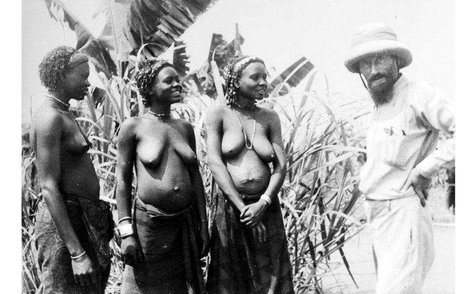 Kongo Belgijskie 1933r., Podróżnik w towarzystwie młodych tubylczyń