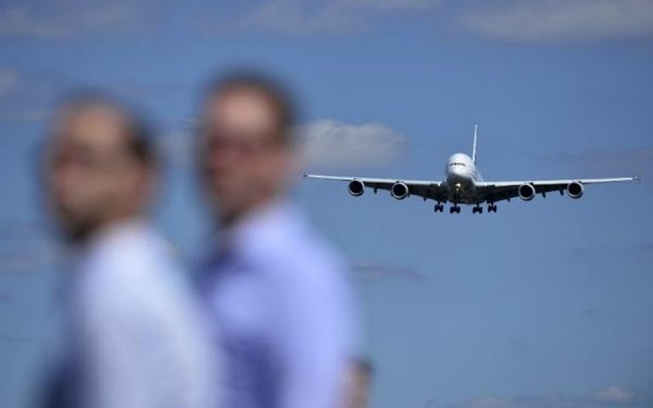 Podczas targów lotniczych w Farnborough Airbus pokazuje też model A380-800