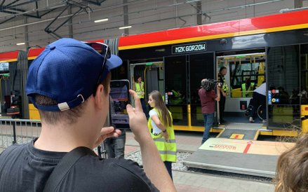 Widzowie obserwują i dokumentują momenty rywalizacji