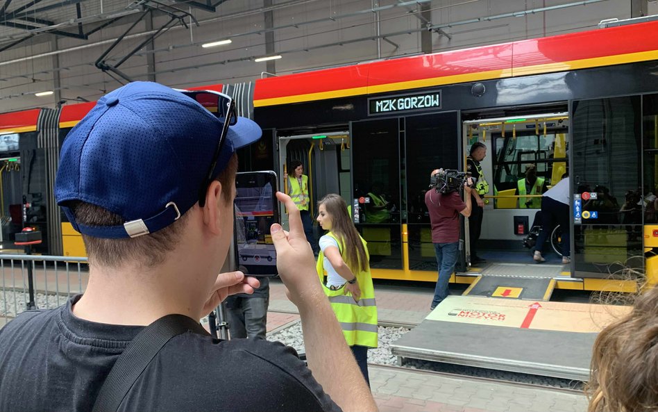 Widzowie obserwują i dokumentują momenty rywalizacji