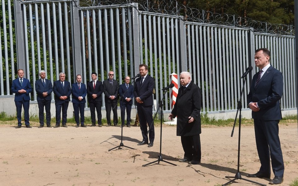 Jarosław Kaczyński i Mariusz Błaszczak w czasie konferencji prasowej