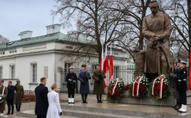 Przed południem prezydent RP Karol Nawrocki z małżonką złożył kwiaty przed pomnikiem Józefa Piłsudsk