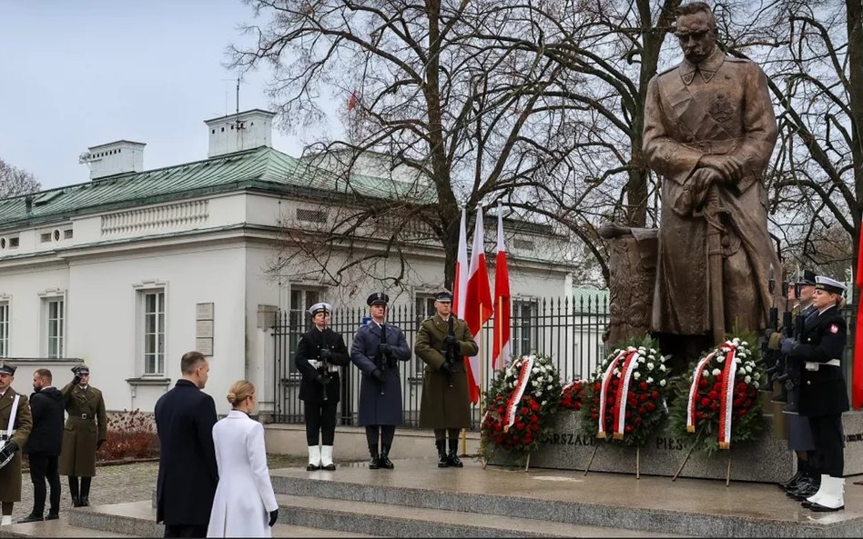 Przed południem prezydent RP Karol Nawrocki z małżonką złożył kwiaty przed pomnikiem Józefa Piłsudsk