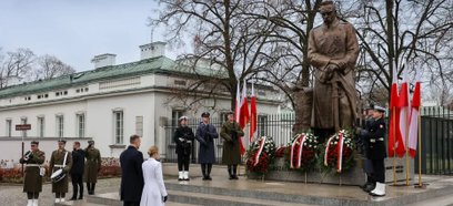 Przed południem prezydent RP Karol Nawrocki z małżonką złożył kwiaty przed pomnikiem Józefa Piłsudsk