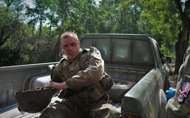Ukraiński żołnierz ranny w czasie walk pod Bachmutem