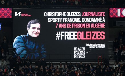 Apel o uwolnienie Christophe'a Gleizesa wyświetlany na telebimach podczas meczów piłkarskich we Fran