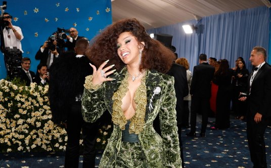 MET Gala 2025: Cardi B w stylizacji Burberry.