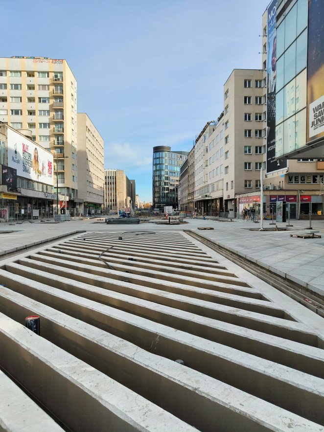Prace na ulicy Złotej także dobiegają już końca. Tylko zdjęcia wskażą, gdzie znajdował się wjazd do 