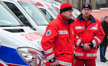 Lecznice nie zapewnią pacjentom w karetkach pomocy wykwalifikowanych lekarzy, choć mają taki obowiąz