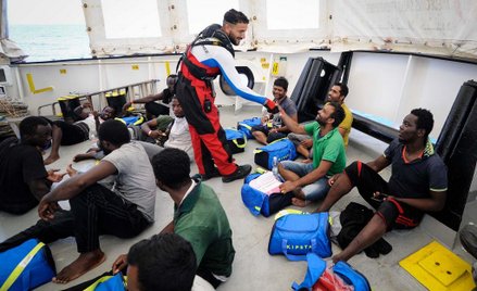 Aquarius szuka portu dla uchodźców. Włosi sugerują Wielką Brytanię