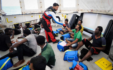Aquarius szuka portu dla uchodźców. Włosi sugerują Wielką Brytanię