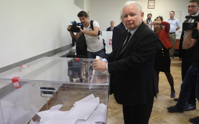 Prezes Prawa i Sprawiedliwości Jarosław Kaczyński podczas głosowania w wyborach do parlamentu w 2019